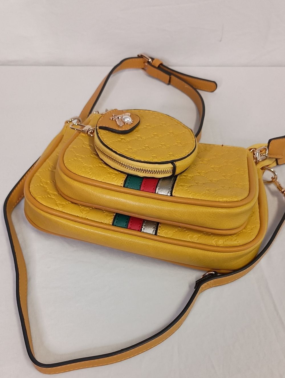 Fashion handbag/purse with a unique mustard yellow embossed heart design - Picture 7 of 8